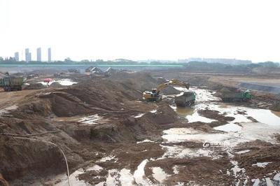 項目現場揮汗如雨 義烏雙江湖首期集聚區塊建設“蹄疾步穩” 土石方工程施工